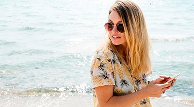 Mujer rubia paseando por playa